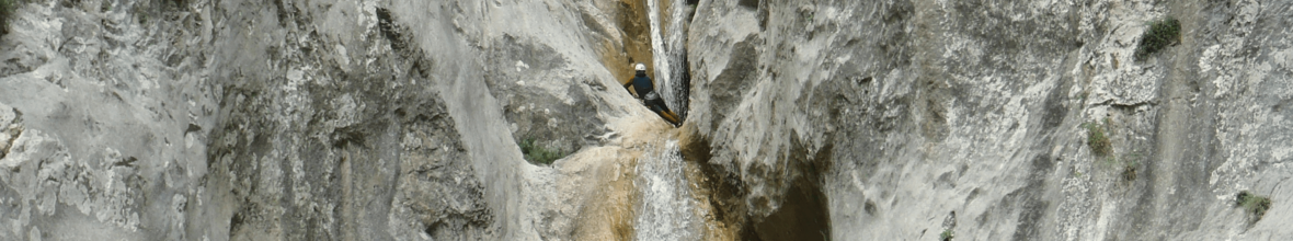 À la découverte du canyoning. Nouvelles sensations dans la rivière d’Osor