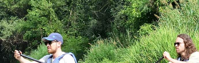 Dive into nature! Removing invasive exotic plants from the Ter river by kayak.